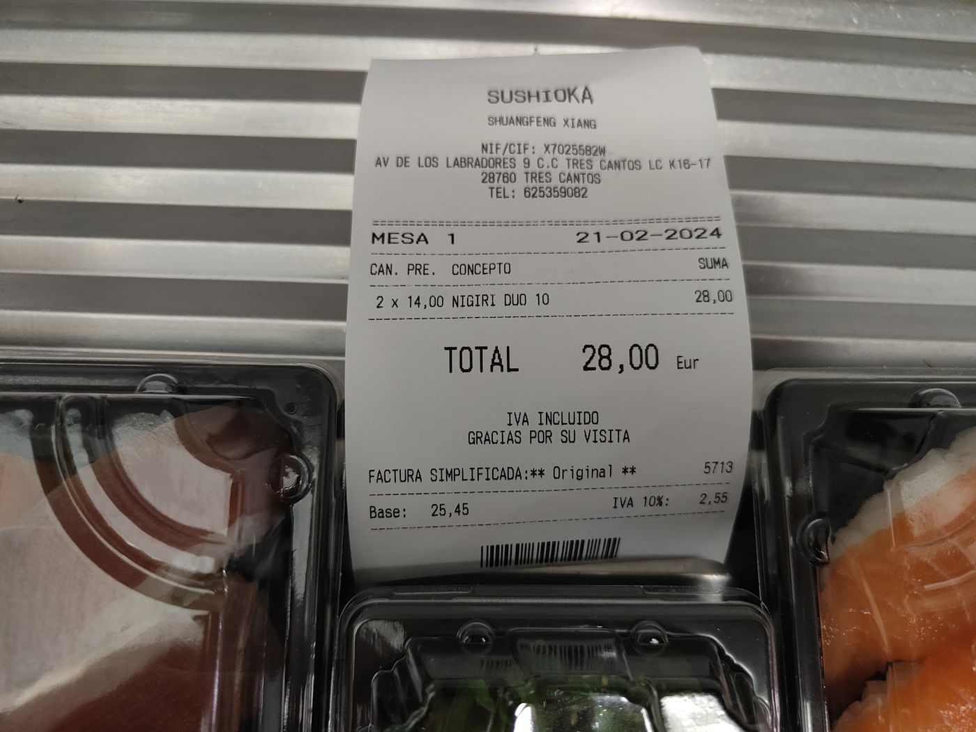 Nigiris variados de salmón y atún fresco sobre la bandeja de madera.