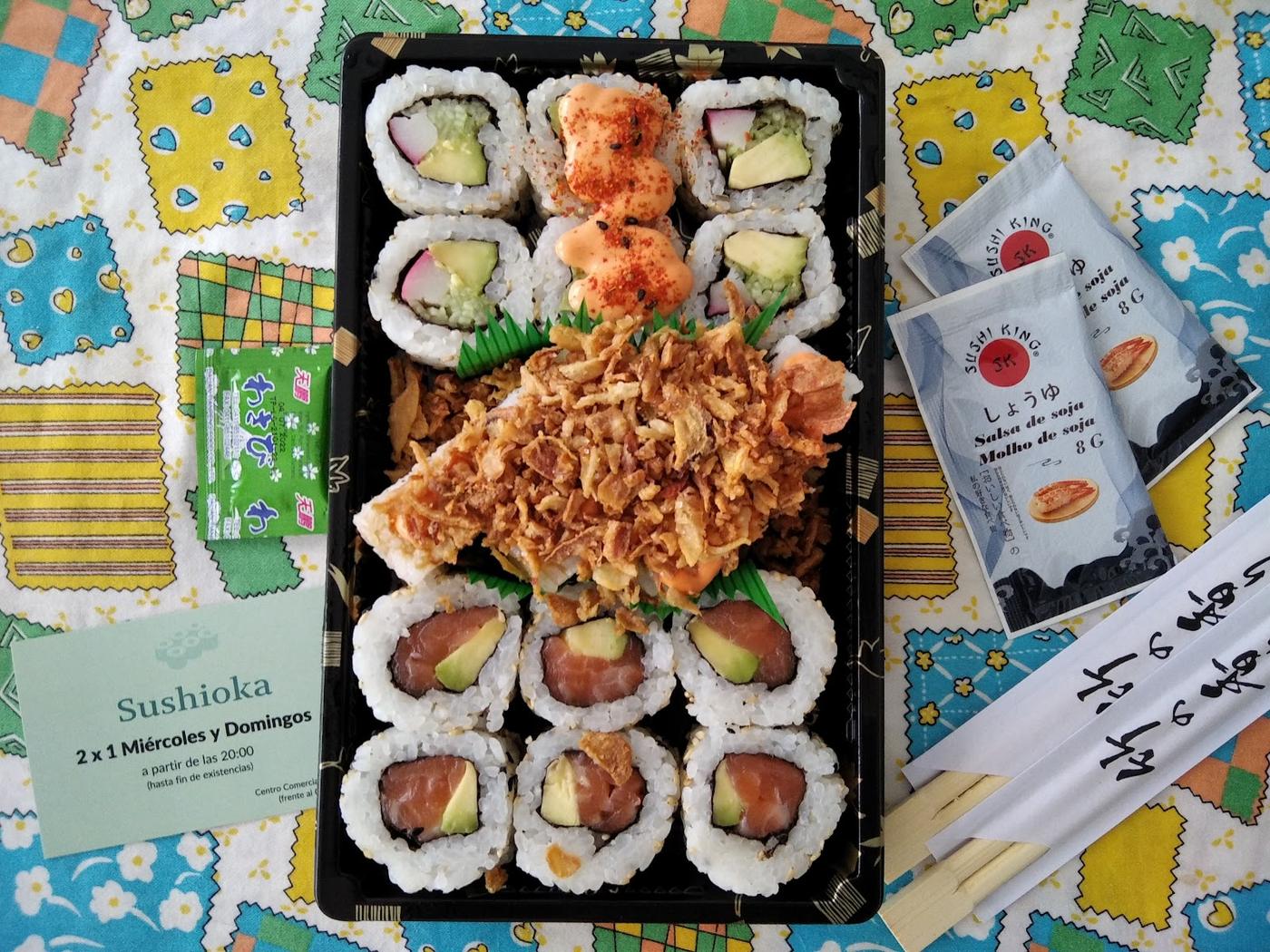 Cartel promocional de la oferta 2x1 de sushi los miércoles y domingos en SUSHIOKA.